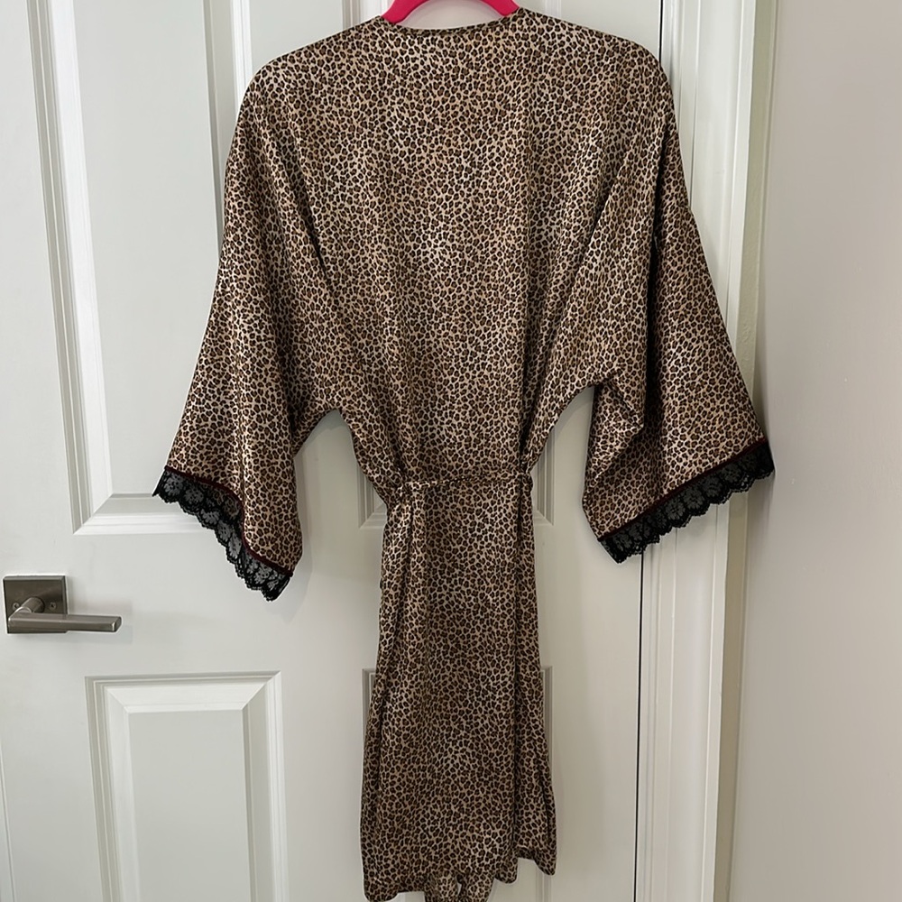 Chic Leopard Lightweight Robe - Picture 3 of 3